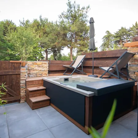 מלון דירות Sylvia & Luxury Suites, Panel Hospitality Homes & 4*